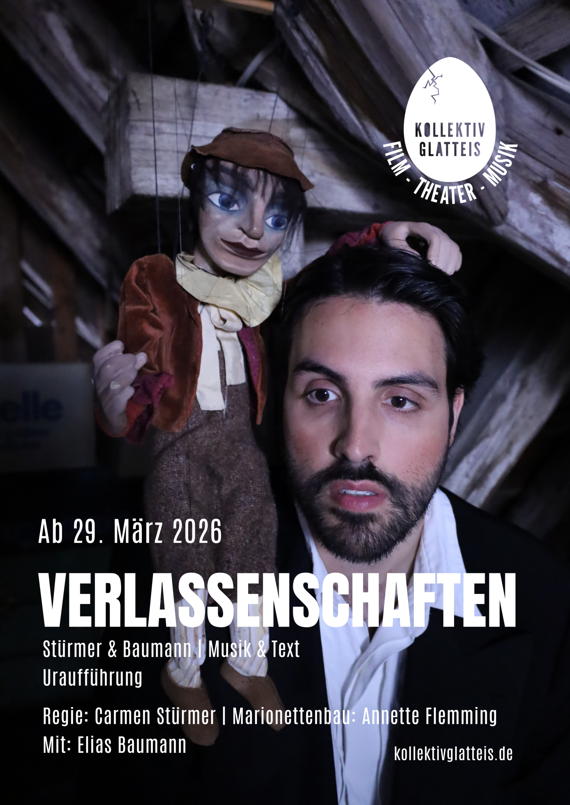 Man sieht einen Mann im Anzug, auf dessen rechter Schulter eine Marionette sitzt. Die Marionette hat ihre linke Hand auf den Kopf des Mannes gelenkt, mit der anderen gestikuliert sie in der Luft. Im unteren Drittel des Bildes steht "Ab 29. März 2026. Verlassenschaften. Stürmer & Baumann | Musik & Text. Uraufführung. Regie: Carmen Stürmer. Marionettenbau: Annette Flemming. Mit: Elias Baumann. kollektivglatteis.de."